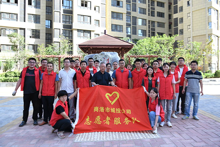 市城投公司組織全體黨員、積極分子、志愿者服務(wù)隊開展義務(wù)鋤草活動