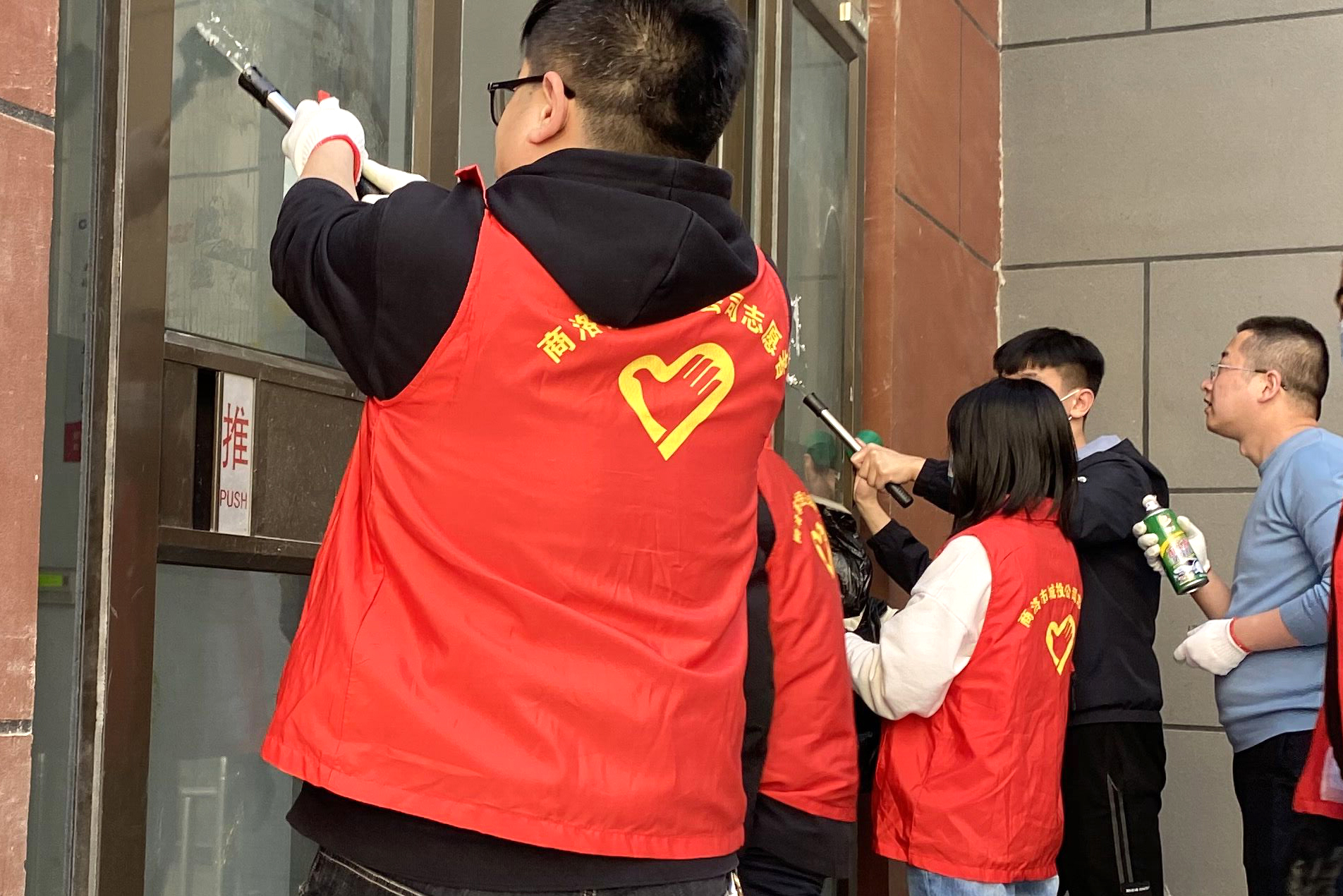 市城投公司組織開(kāi)展“志愿者服務(wù)進(jìn)社區(qū)  文明創(chuàng)建我先行”活動(dòng)